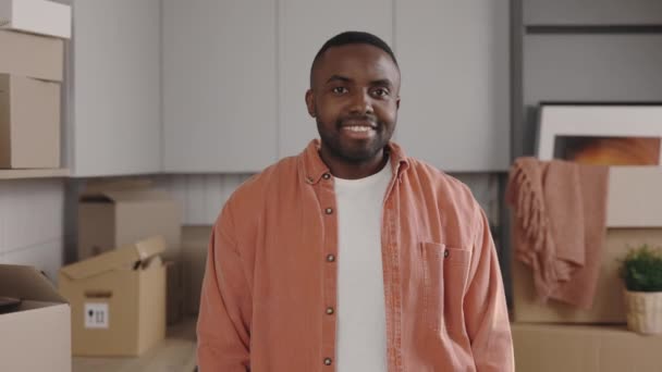Ritratto Del Proprietario Afroamericano Dell Appartamento Appena Arrivato Uomo Piedi — Video Stock
