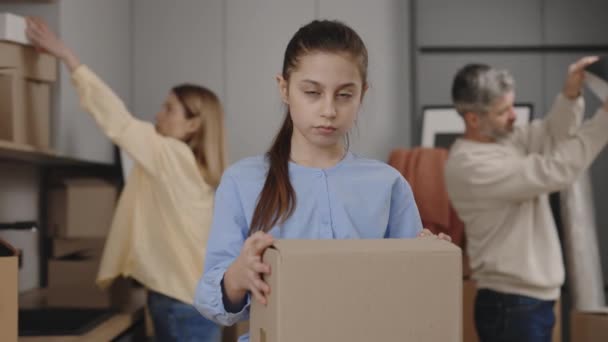 Portrait Daughter Holding Box Standing New Flat Her Parents Lay — Stock Video