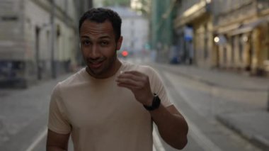 Afrikalı Amerikalı koşucunun portresi koşudan önce kulaklık takıyor. Spor ve sağlıklı yaşam tarzı kavramı