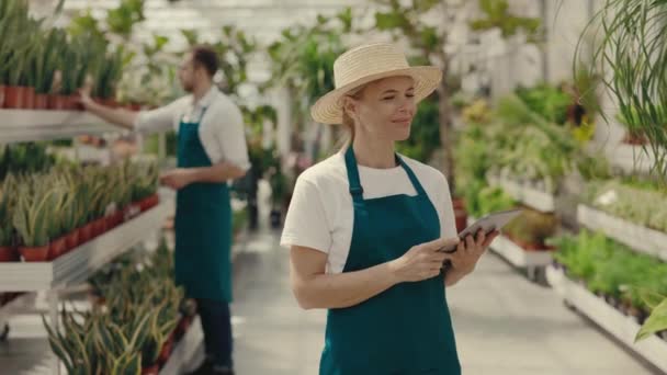 Portret Zielonej Pracowniczki Ogrodu Słomkowym Kapeluszu Trzymającej Cyfrowy Tablet Patrzącej — Wideo stockowe
