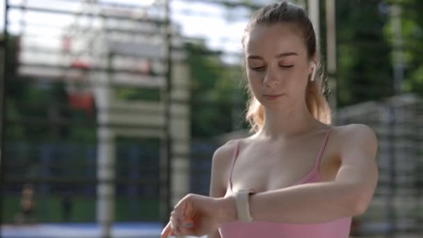 Närbild Den Unga Kvinnan Använder Sin Smarta Klocka För Att — Stockvideo