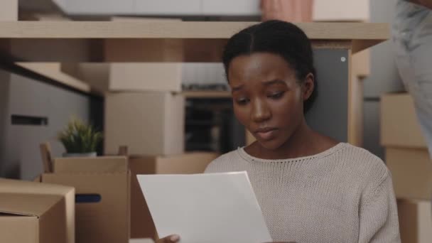 Eine Räumung Afroamerikanerin Traurig Wegen Der Rechnungen Die Sie Bezahlen — Stockvideo