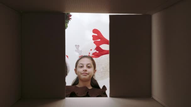 Positive Kaukasische Eltern Und Ihre Hübsche Tochter Weihnachtsmützen Beim Auspacken — Stockvideo