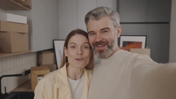 Couple Faisant Appel Vidéo Ligne Parler Montrant Clé Maison Dans — Video