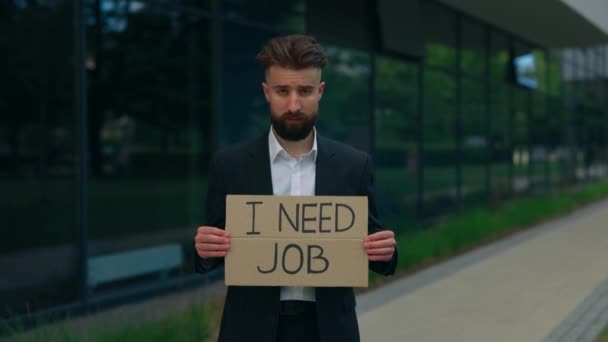 必要性のジョブの失業メッセージとポスター段ボールを保持する白人ビジネスマン プロの金融経済のスローモーションを示す危機テキストジョブ 祝福の人々の概念 — ストック動画