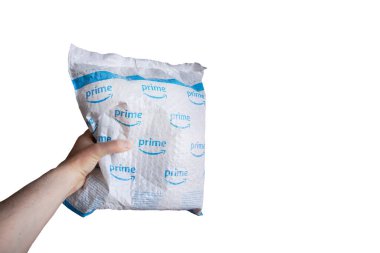 Salerno, İtalya - 15 Mayıs 2020: Amazon Prime zarfı ile çevrili kutuyu tutan beyaz arka planda büyük bir gülümseme logosu teslim edildi.