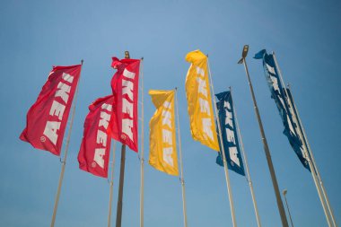 Salerno, İtalya - 18 Temmuz 2020: renkli bayraklarda IKEA logosu. IKEA büyük bir mobilya perakendecisi ve hazır mobilya satıyor. 1943 'te İsveç' te kuruldu.