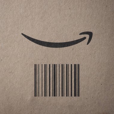 SALERNO, ITALIA - MAGGIO 20, 2020: üzerinde bant bulunan Amazon Prime nakliye kutusu. Amazon bir Amerikan elektronik ticaret ve bulut bilgisayar şirketidir.