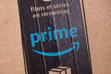 SALERNO - 29 Mayıs 2021: Amazon Prime logo bant. Amazon.com, Inc., bir Amerikan çokuluslu teknoloji şirketidir.