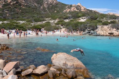 SARGI SARDINIA ADASI, İTALYA - 28 Temmuz 2021: Sardunya 'daki SARGI adasında turistler. Spargi, Sardunya 'nın kuzeydoğusundaki La Maddalena adasında bulunan bir adadır.
