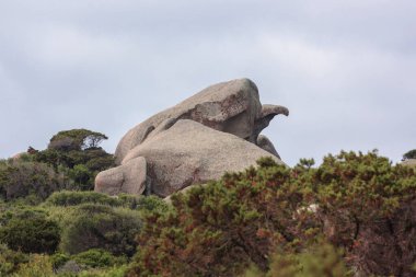 Capo Testa deniz fenerinin yakınındaki Santa Teresa di Gallura kayalıklarının manzarası