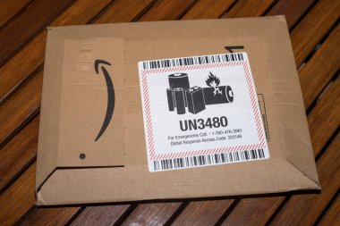 Pilleri taşımak için kullanışlı etiketli AMAZON paketi