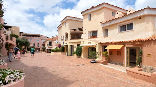 PORTO CERVO, İtalya - 28 Temmuz 2021: Geleneksel mimari Sardunya evleri ile tarihi merkez. Sardunya, İtalya