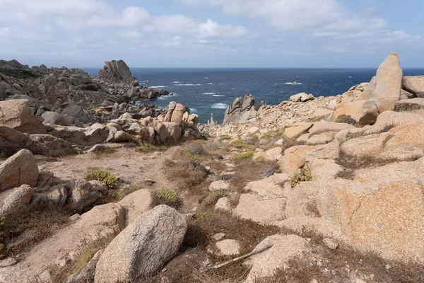 投诉警察课种皮岩层在日落时在圣特雷莎迪 Gallura 撒丁岛 意大利 — 图库照片