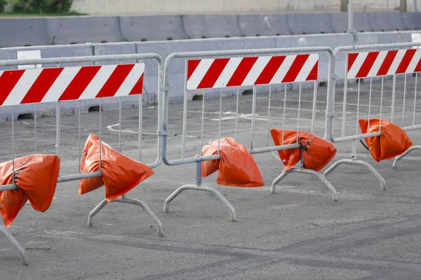 Metal barriers separating people at the concert, grouped into deployment