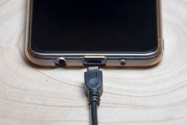 USB kablosunu masadaki akıllı telefondan kapat, bağlantı