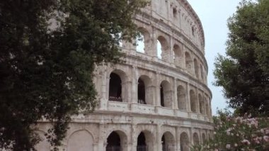 Roma, İtalya - 23 Haziran 2022 Roma 'da kolezyum mimarisi ve şehir merkezindeki Roma Kolezyumu' nun Meşhur Manzarası. Yüksek kalite 4k görüntü