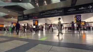 Roma, İtalya... 23 Haziran 2022 Termini tren istasyonu girişi. Her yıl 29 platformu ve 150 milyondan fazla yolcusu olan Termini, Avrupa 'nın en büyük tren istasyonlarından biridir.