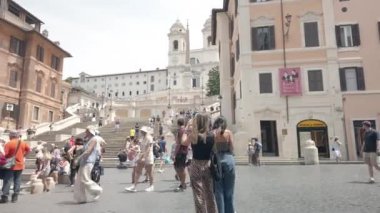 Roma, İtalya... 23 Haziran 2022: Roma Piazza di Spagna 'daki İspanyol Merdivenlerinde turistler. Yüksek kalite 4k görüntü