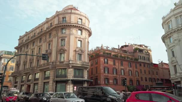 Roma Itália Junho 2022 Tráfego Roma Edifícios Históricos Segundo Plano — Vídeo de Stock