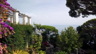 Ravello Campania, İtalya - 8 Eylül 2022: Villa Rufolo, Ravello, Costiera Amalfitana Amalfi Coast, UNESCO Dünya Mirası Sitesi, Campania, İtalya, Avrupa. Yüksek kalite 4k görüntü