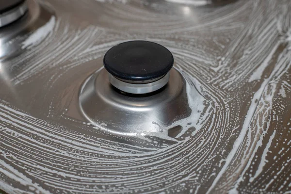 Αφρός Καθαρισμού Κουζίνας Στην Επιφάνεια Καυστήρα Μιας Σόμπας Αερίου — Φωτογραφία Αρχείου