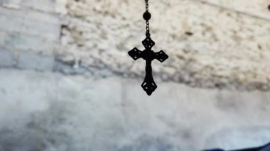 Yolda durdurulurken arabanın içinde çapraz sallanma. Yüksek kalite 4k görüntü