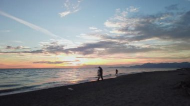 Eboli Campania, İtalya - 24 Eylül 2022: Deniz kıyısında gün batımında balıkçılar. Yüksek kalite 4k görüntü