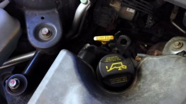 Roma, Lazio, İtalya - 05 Ekim 2022: araba motoru kompartımanı. Kaputu aç. Ön planda yağ çubuğu var. Yüksek kalite 4k görüntü