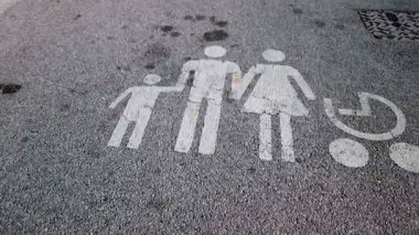 Park yerinin halka açık otoparkta çocuklu aile için ayrılmış olduğunu belirten trafik levhası. Yüksek kalite 4k görüntü