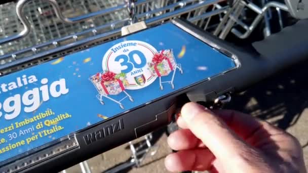 意大利坎帕尼亚Eboli 2022年10月5日 将欧元硬币插入Lidl超级市场的购物车 高质量的4K镜头 — 图库视频影像