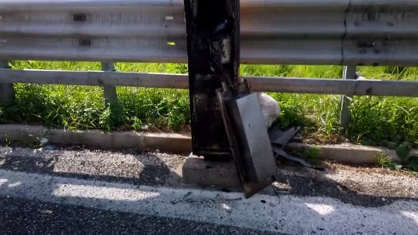 Sos Säule Auf Autobahn Brand Gesteckt Hochwertiges Filmmaterial — Stockvideo