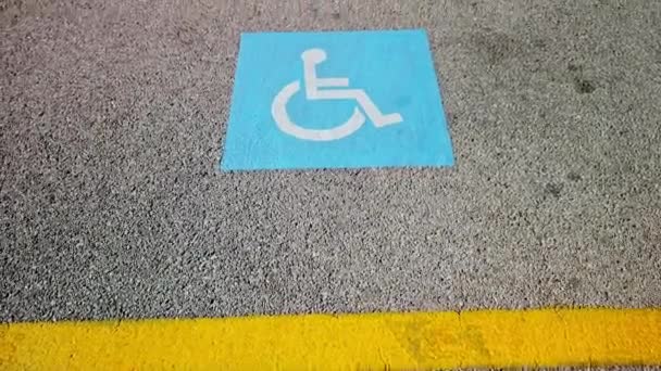 Parking Pour Handicapés Signal Pour Handicapés Fauteuil Roulant Bandes Jaunes — Video