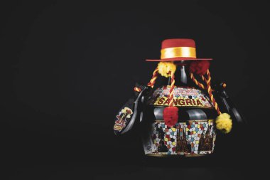 Roma, Lazio, İtalya - 12 Ekim 2022: Siyah arka planda küçük bir sangria şişesi