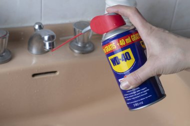 Roma, Lazio, İtalya - 23 Ekim 2022: WD 40 su püskürtücü kabuklu muslukları temizlemek için