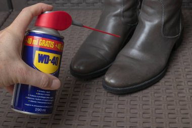 Roma, Lazio, İtalya - 23 Ekim 2022: WD 40 su püskürtücü ayakkabı temizliği için