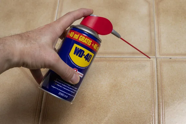 Roma, Lazio, İtalya - 23 Ekim 2022: WD 40 su püskürtücü temizleme yerleri için