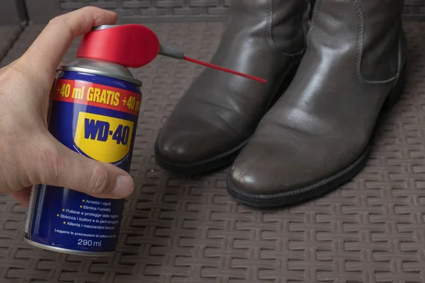 Roma, Lazio, İtalya - 23 Ekim 2022: WD 40 su püskürtücü ayakkabı temizliği için