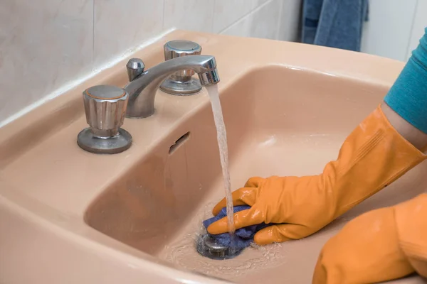 Una Persona Que Limpia Lavabo Del Baño Con Guante — Foto de Stock