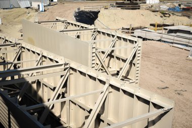 Bir inşaat sahasında çalışan makineler ve Polonya 'da çalışırken bir inşaat sahasında depolanan elementler.