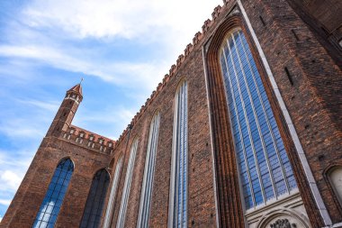 Kule Basilica varsayım Kutsal Bakire Meryem St Marys Kilise Katedral Kulesi ile Piwna Caddesi üzerinde mavi gökyüzü beyaz bulutlar arka, Gdansk, Polonya ile bina tuğla