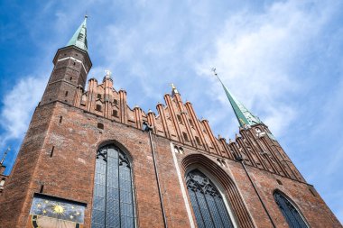 Kule Basilica varsayım Kutsal Bakire Meryem St Marys Kilise Katedral Kulesi ile Piwna Caddesi üzerinde mavi gökyüzü beyaz bulutlar arka, Gdansk, Polonya ile bina tuğla