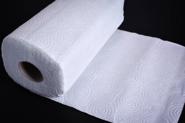 Siyah arka planda izole edilmiş üç rulo beyaz mutfak havlusunu kapat.