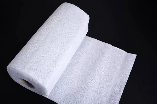 Close Widok Trzech Rolek Białych Ręczników Kuchennych Izolowane Czarnym Tle — Zdjęcie stockowe