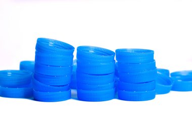 Beyaz arkaplanda büyük renkli plastik kapak sıfır atık geri dönüşümü