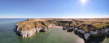 Flamborough, North Landing 'in panorama manzarası. High Cliffs ve Sandy Beach. Flamborough, Yorkshire 'ın Doğu Binicisi. Jurasik kıyı şeridi. Yaz tatili