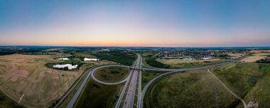 Şehir Otomobili Trafik Hava Trafik Panoramik Manzarası. Polonya 'daki Gdansk yan yolunun güney manzarası, Navigation Overview' e sür. İnsansız Hava Aracı Uçuş Çekimi
