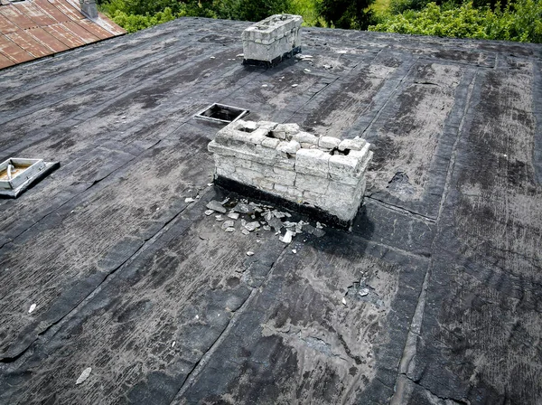 Schornstein Aus Ziegeln Auf Dem Dach Löst Schäden Aus — Stockfoto