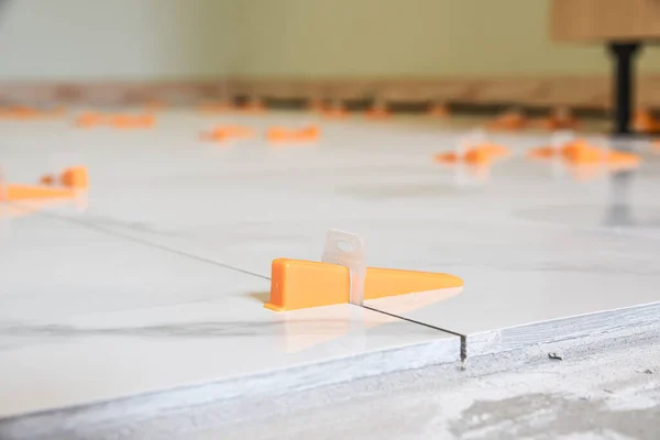 Use Marble Stone Porcelain Tile Levels Aligns Spaces Holds Product — Stock Photo, Image