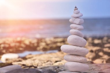 denge ve uyum kavramı. kaya'nın deniz kıyısında